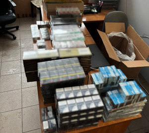 Papierosy zabezpieczone przez policjantów.