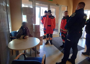 Odnaleziona seniorka pod opieką policjantów i medyków.