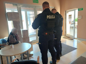Odnaleziona seniorka pod opieką policjantów.