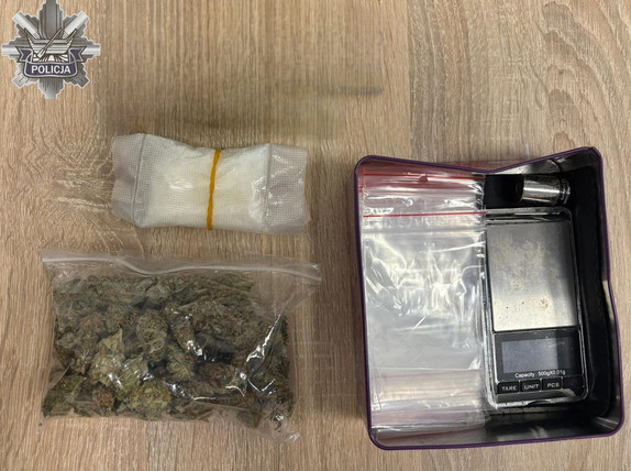 Zabezpieczone przez policjantów narkotyki i waga.