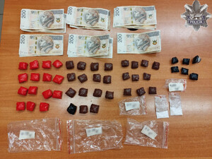 Zabezpieczone przez policjantów narkotyki i pieniądze.