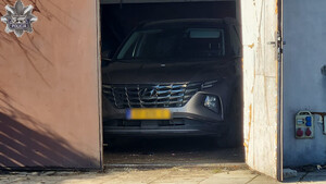 Odzyskane auto w garażu.