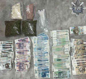 Narkotyki i pieniądze zabezpieczone przez policjantów.