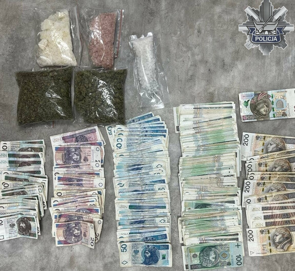 Narkotyki i pieniądze zabezpieczone przez policjantów.