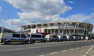 Policyjne zabezpieczenie meczu stadion i radiowozy.