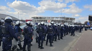 Policyjne zabezpieczenie meczu , policjanci.