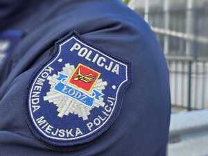 Zdjęcie poglądowe - naszywka Komendy Miejskiej Policji w Łodzi na rękawie softshela policyjnego.