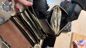 Zabezpieczone przez policjantów pieniądze.