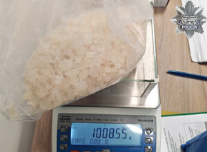 Zabezpieczone przez policjantów narkotyki na wadze.