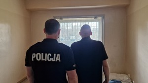 Policjant w celi z zatrzymanym mężczyzną.