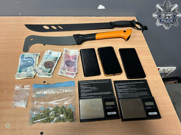 Narkotyki, elektronika, pieniądze i maczety zabezpieczone przez policjantów.