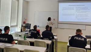Łódzcy policjanci w trakcie zajęć na Wydziale Filologicznym UŁ,  w programie Team Up: Dialog - Komunikacja - Bezpieczeństwo Publiczne.