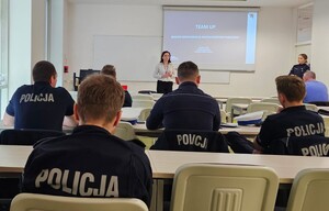 Łódzcy policjanci w trakcie zajęć na Wydziale Filologicznym UŁ,  w programie Team Up: Dialog - Komunikacja - Bezpieczeństwo Publiczne.