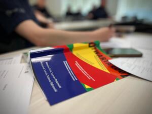 Podręcznik "Otwarta Łódź" na blacie stołu.