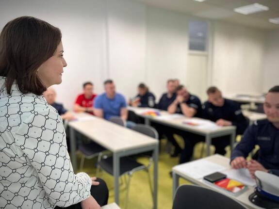 Prowadząca zajęcia Tream Up - dr. Monika Tosik, w tle uczestnicy szkolenia.