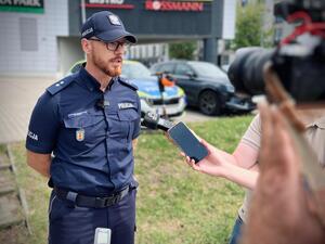 Policjant w trakcie rozmowy z mediami.