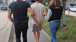 Zatrzymany prowadzony przez łódzkich policjantów.
