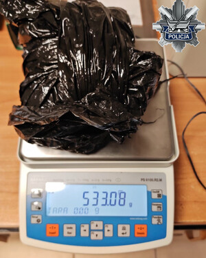 Narkotyki zabezpieczone przez policjantów położone na wadze.