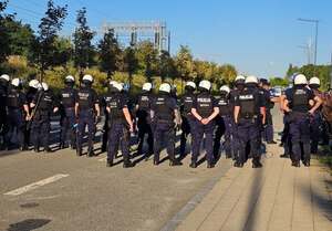 Policjanci z Oddziału Prewencji Policji w Łodzi w trakcie zabezpieczenia.