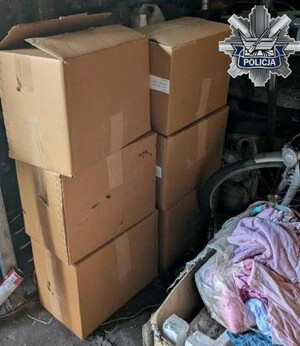 Paczki z tytoniem bez polskich znaków akcyzy zabezpieczone przez policjantów.