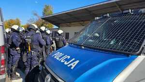 Policjanci w trakcie zabezpieczenia.