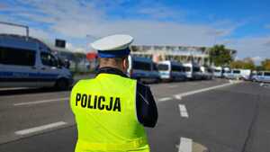 Policjant z Wydziału Ruchu Drogowego KMP w Łodzi na tle stadionu.