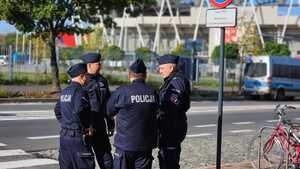 I Zastępca Komendanta Wojewódzkiego Policji w Łodzi inspektor Adam Jurek rozmawia z Zastępcą Komendanta Miejskiego Policji w Łodzi podinspektorem Jackiem Pachucym oraz dowódcami zabezpieczenia.