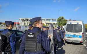 Policjanci w trakcie przejścia na stadion.