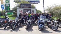 uczestnicy spotkania :motocykliści i policjanci