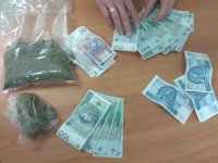 Na zdjęciu widzimy rozłożone pieniądze w kwocie 280 zł oraz marihuanę w przeźroczystych woreczkach.