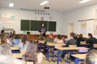 spotkanie w szkole ponadgimnazjalnej w Bolimowie, policjantka prowadzi spotkanie z uczniami