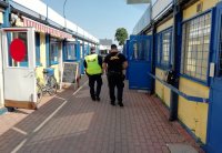 policja straż miejska i sanepid ze Skierniewic prowadzą działania profiilaktyczne na rzecz zwalczania COVID 19 na targowisku miejskim w Skierniewicach