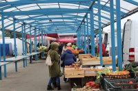 targowisko miejskie w Skierniewicach, handel owocami i warzywami, kupujący stoją przy straganach