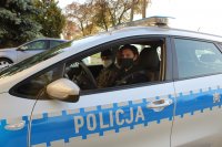 skierniewicka policjantka i żołnierz WOT w radiowozie,, policjantka  siedzi za kierownicą