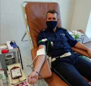 Policjant w trakcie oddawania krwi