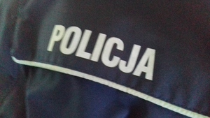 napis policja na kieszeni munduru