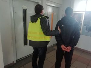 Mężczyzna z kajdankami i policjant
