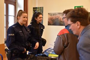 Policjanci i uczestnicy spotkania na ternie wyższej szkoły.