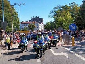Policjanci na motocyklach i w radiowozach zabezpieczający uroczystości