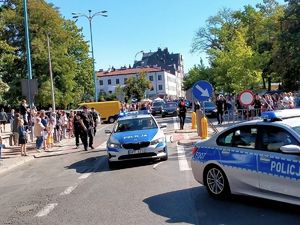 Policjanci na motocyklach i w radiowozach zabezpieczający uroczystości