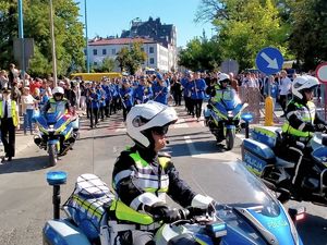 Policjanci na motocyklach i w radiowozach zabezpieczający uroczystości