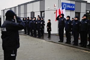 Policjanci stojący na baczność podczas odgrywania hymnu narodowego.