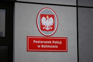 Godło z orłem białym, a poniżej tabliczka z nazwą Posterunek Policji w Bolimowie.