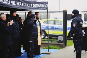 Dowódca uroczystości składający meldunek Komendantowi Wojewódzkiemu Policji w Łodzi.