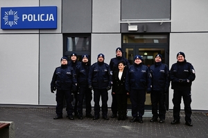 Grupowe zdjęcie policjantów, którzy będą pełnić służbę w nowym Posterunku Policji.