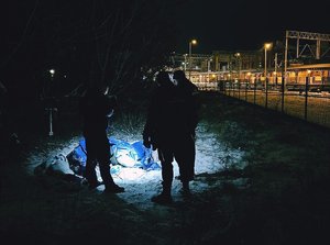 Policjanci podczas podejmowania interwencji wobec osoby bezdomnej.