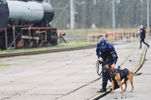 Policjantka ze swoim psem służbowym.