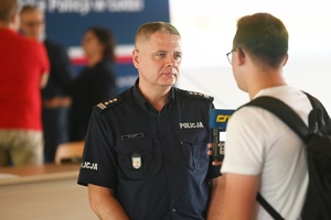 Komendant Miejski Policji w Skierniewicach udzielający wywiadu.