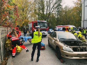 Policjanci wraz z innymi służbami podczas czynności służbowych wykonywanych na miejscu zdarzenia.