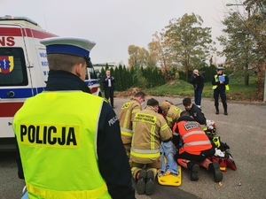 Policjanci wraz z innymi służbami podczas czynności służbowych wykonywanych na miejscu zdarzenia.